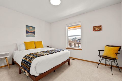 Tiny photo for 2902 NE Pinnacle Place, Bend, OR 97701 (MLS # 220221207)