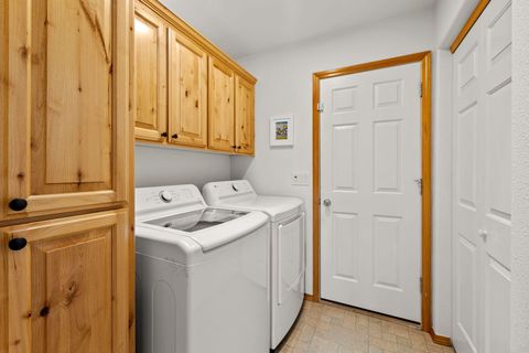 Tiny photo for 2902 NE Pinnacle Place, Bend, OR 97701 (MLS # 220221207)