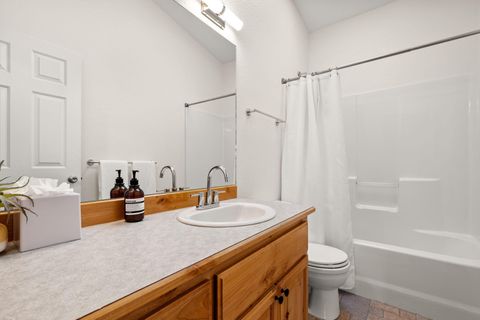 Tiny photo for 2902 NE Pinnacle Place, Bend, OR 97701 (MLS # 220221207)