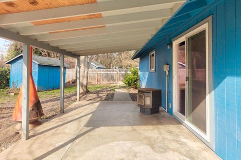 Tiny photo for 1110 SW Juniper Drive, Grants Pass, OR 97526 (MLS # 220215765)