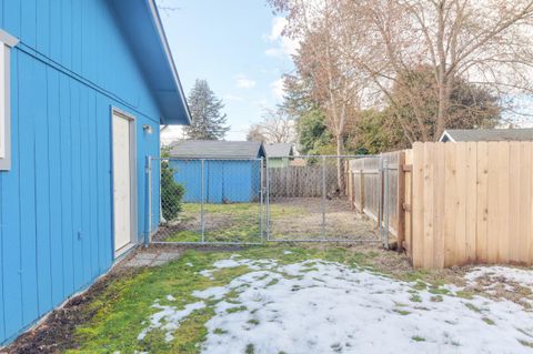 Tiny photo for 1110 SW Juniper Drive, Grants Pass, OR 97526 (MLS # 220215765)