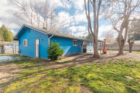 Tiny photo for 1110 SW Juniper Drive, Grants Pass, OR 97526 (MLS # 220215765)