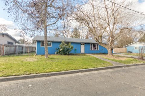 Tiny photo for 1110 SW Juniper Drive, Grants Pass, OR 97526 (MLS # 220215765)