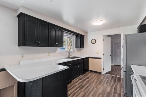 Tiny photo for 1110 SW Juniper Drive, Grants Pass, OR 97526 (MLS # 220215765)