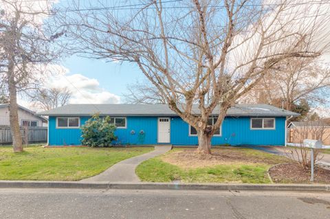 Tiny photo for 1110 SW Juniper Drive, Grants Pass, OR 97526 (MLS # 220215765)