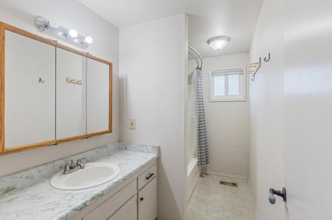 Tiny photo for 1110 SW Juniper Drive, Grants Pass, OR 97526 (MLS # 220215765)