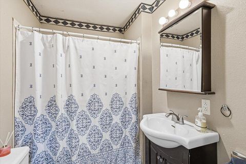 Tiny photo for 707 SW I Street, Grants Pass, OR 97526 (MLS # 220217261)