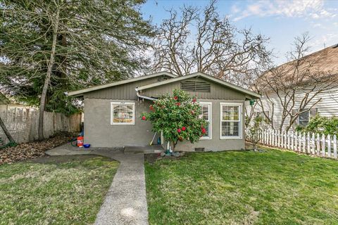 Tiny photo for 707 SW I Street, Grants Pass, OR 97526 (MLS # 220217261)