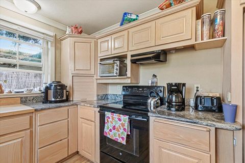 Tiny photo for 707 SW I Street, Grants Pass, OR 97526 (MLS # 220217261)