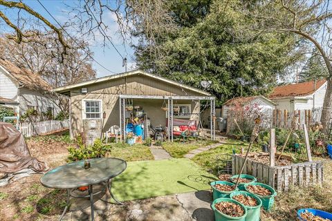 Tiny photo for 707 SW I Street, Grants Pass, OR 97526 (MLS # 220217261)