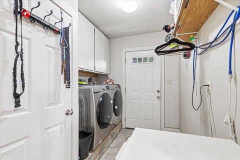 Tiny photo for 707 SW I Street, Grants Pass, OR 97526 (MLS # 220217261)