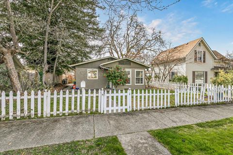 Photo of 707 SW I Street, Grants Pass, OR 97526 (MLS # 220217261)