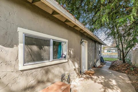 Tiny photo for 707 SW I Street, Grants Pass, OR 97526 (MLS # 220217261)