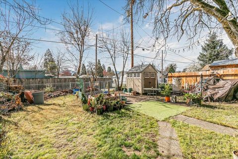 Tiny photo for 707 SW I Street, Grants Pass, OR 97526 (MLS # 220217261)