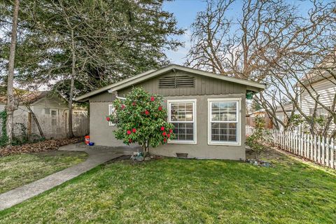 Tiny photo for 707 SW I Street, Grants Pass, OR 97526 (MLS # 220217261)
