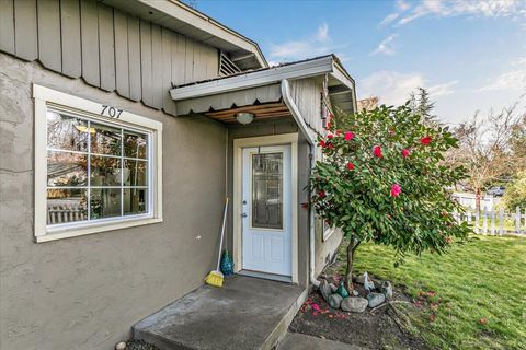 Tiny photo for 707 SW I Street, Grants Pass, OR 97526 (MLS # 220217261)