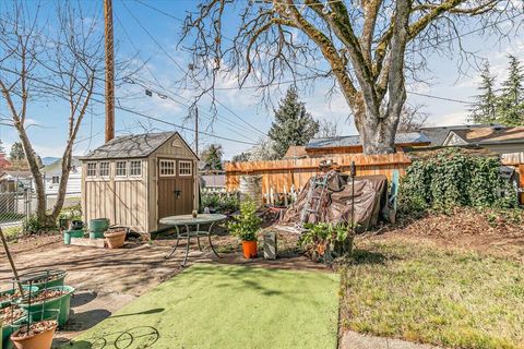Tiny photo for 707 SW I Street, Grants Pass, OR 97526 (MLS # 220217261)