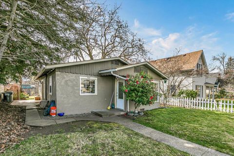 Tiny photo for 707 SW I Street, Grants Pass, OR 97526 (MLS # 220217261)