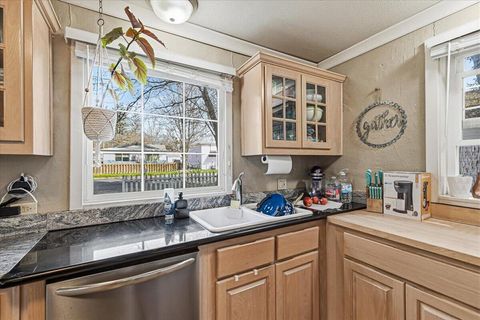 Tiny photo for 707 SW I Street, Grants Pass, OR 97526 (MLS # 220217261)