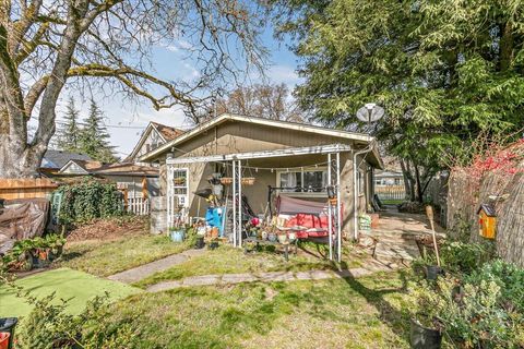 Tiny photo for 707 SW I Street, Grants Pass, OR 97526 (MLS # 220217261)