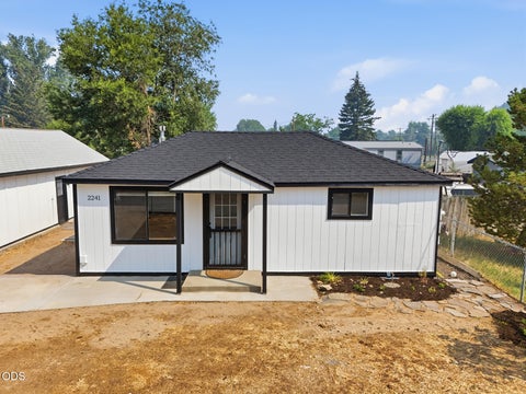 Tiny photo for 2241 SE Roadway Lane, Prineville, OR 97754 (MLS # 220226284)