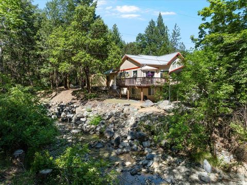 Photo of 8081 W Evans Creek Road, Rogue River, OR 97537 (MLS # 220217338)