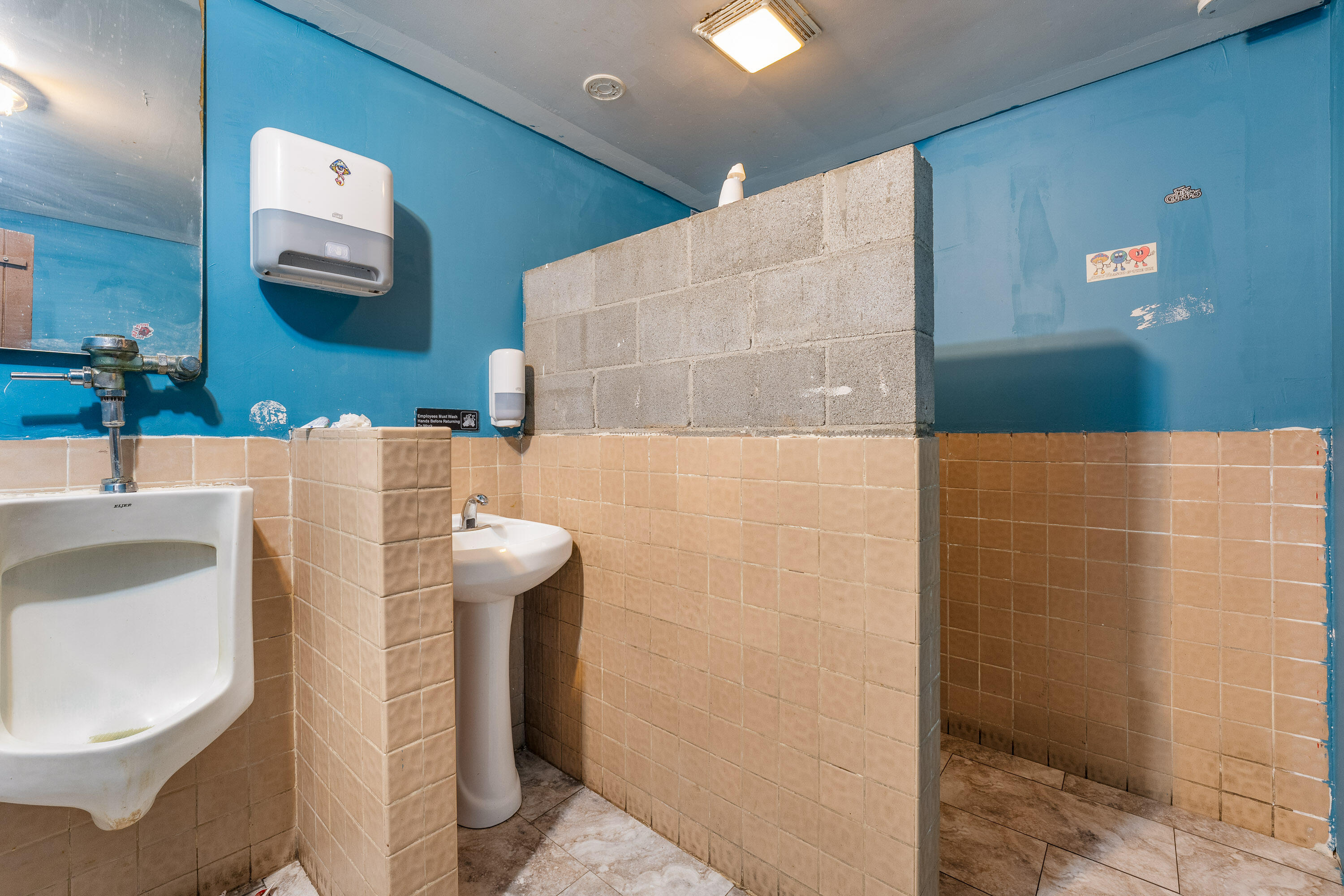 Main image without alt text