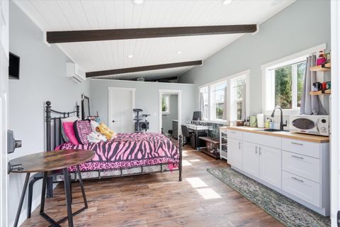 Tiny photo for 917 Grant Avenue, Medford, OR 97501 (MLS # 220217705)