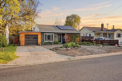 Photo of 917 Grant Avenue, Medford, OR 97501 (MLS # 220217705)