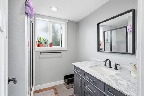 Tiny photo for 917 Grant Avenue, Medford, OR 97501 (MLS # 220217705)