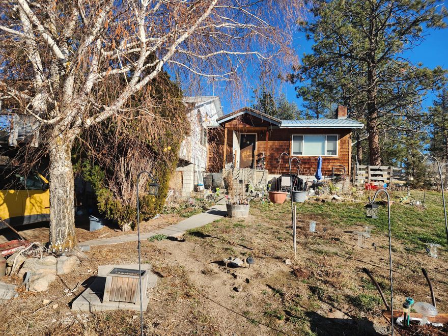 Open and spacious comfortable home with beautiful views overlooking the valley. Fenced and cross fenced with multiple outbuildings.