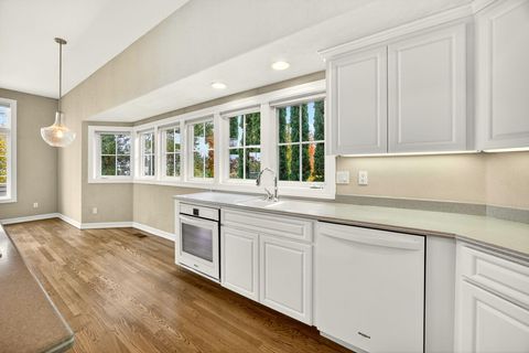 Tiny photo for 575 Auburn Street, Ashland, OR 97520 (MLS # 220211956)