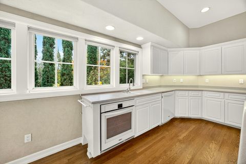 Tiny photo for 575 Auburn Street, Ashland, OR 97520 (MLS # 220211956)