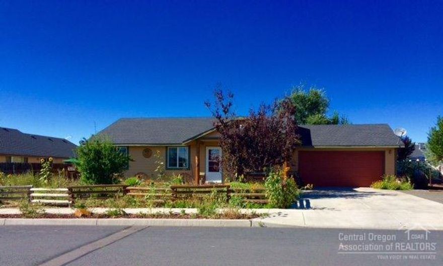 Completely updated home.. Super cute! All new flooring throughout. Brand new stainless steel appliances. Vaulted ceiling, large kitchen and nice sized bedrooms. Great family friendly neighborhood.