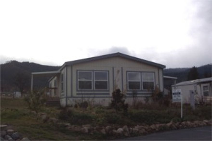 1995 Redmond, Wing Spread Family Park, double lot for gardener and privacy - Home is delightful with open vaulted floor plan, light, 2 bedroom, 2 bath, freshly painted, New vinyl, and newer carpet - claen as a whistle will not last! Good storeagein shed.