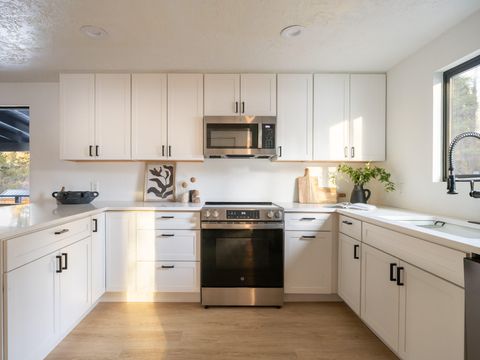 Tiny photo for 15638 Sherrie Way, La Pine, OR 97739 (MLS # 220223370)