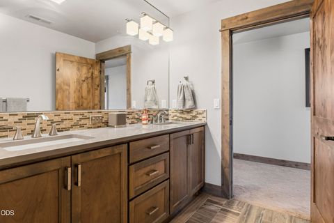 Tiny photo for 751 S Redwood Street, Sisters, OR 97759 (MLS # 220224591)