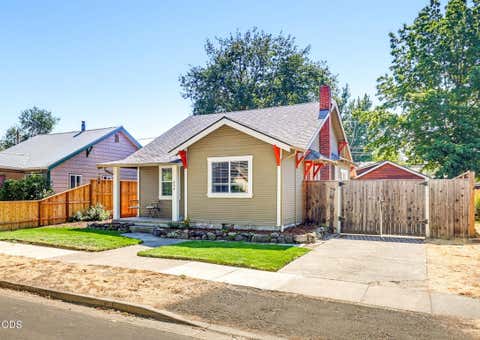 Photo of 604 S Ivy Street, Medford, OR 97501 (MLS # 220226953)
