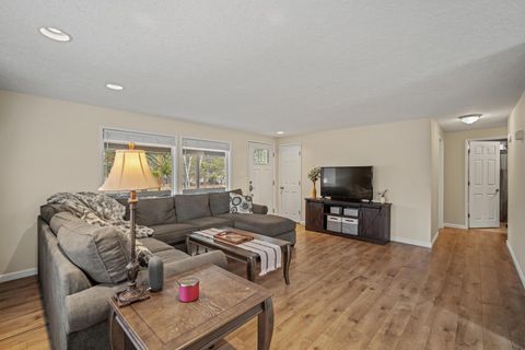 Tiny photo for 56078 Snow Goose Road, Bend, OR 97707 (MLS # 220211565)