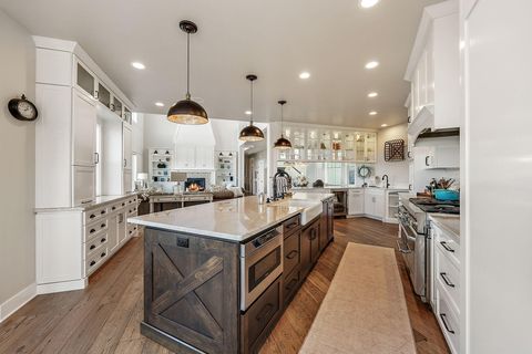 Tiny photo for 80 Placer Hill Drive, Jacksonville, OR 97530 (MLS # 220217747)