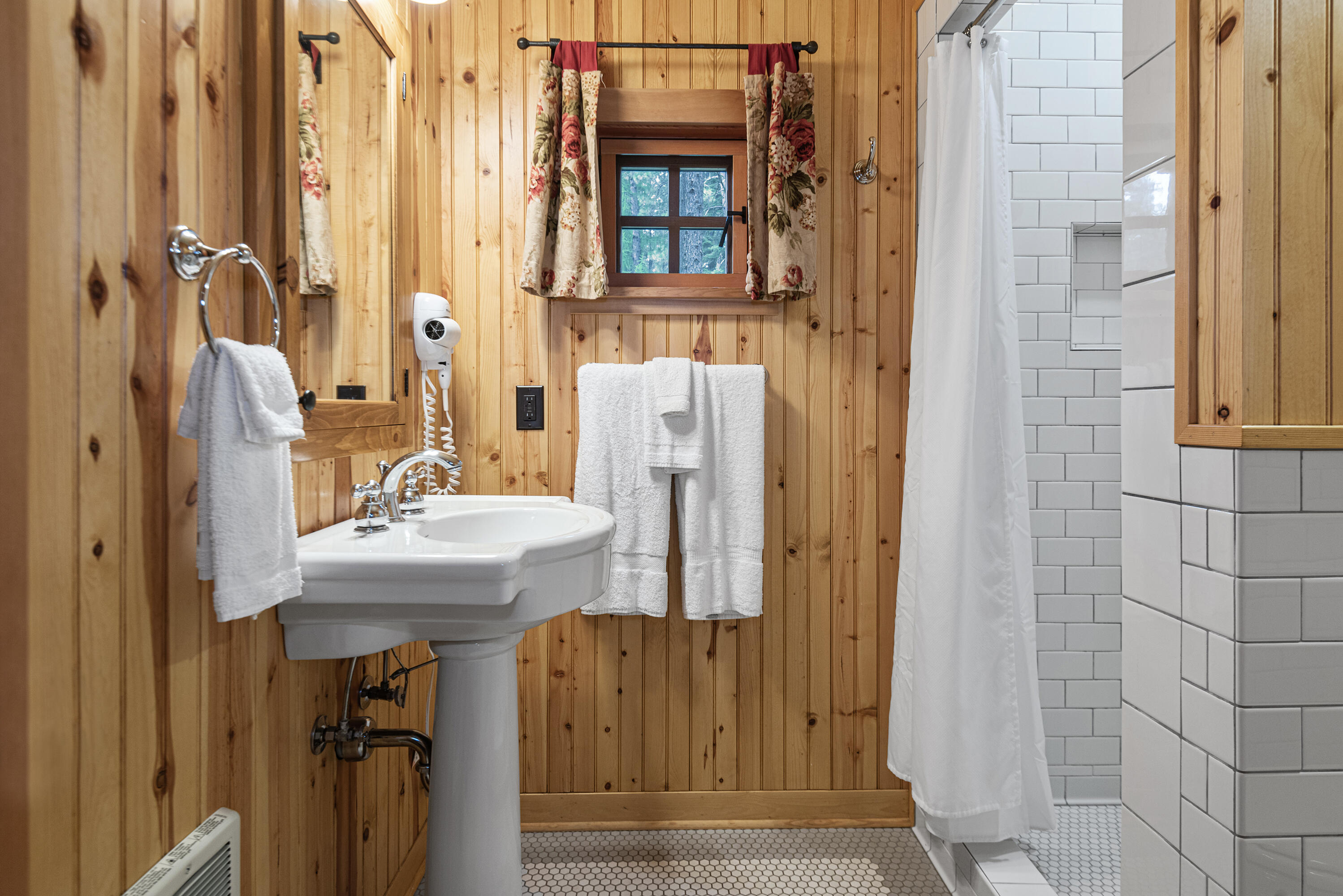 Lake Creek Lodge - Residential