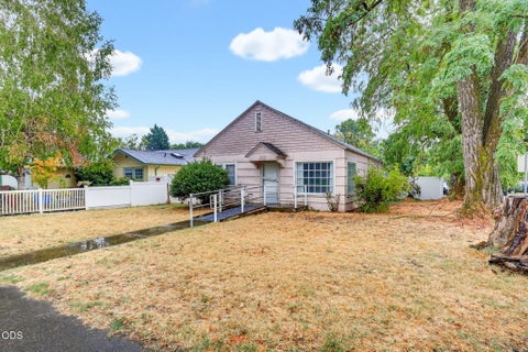 Photo of 305 E Park Street, Grants Pass, OR 97527 (MLS # 220228194)
