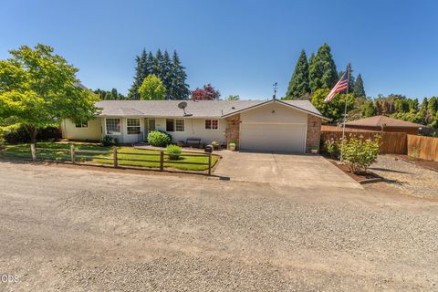 Photo of 204 Miller Street, Molalla, OR 97038 (MLS # 220223493)