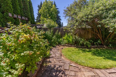 Tiny photo for 204 Miller Street, Molalla, OR 97038 (MLS # 220223493)