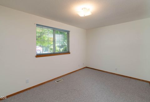 Tiny photo for 204 Miller Street, Molalla, OR 97038 (MLS # 220223493)
