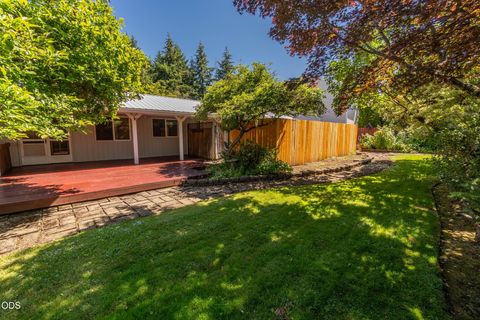 Tiny photo for 204 Miller Street, Molalla, OR 97038 (MLS # 220223493)