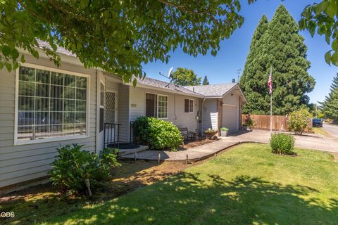 Tiny photo for 204 Miller Street, Molalla, OR 97038 (MLS # 220223493)
