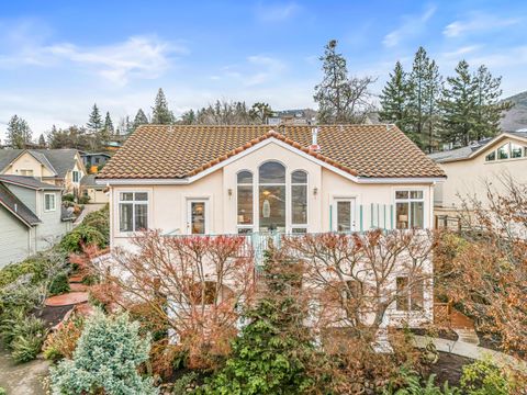 Photo of 517 Lakota Way, Ashland, OR 97520 (MLS # 220212974)