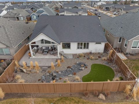 Tiny photo for 3843 NE Oakside Loop, Bend, OR 97701 (MLS # 220215377)