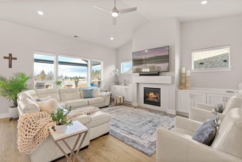 Tiny photo for 3843 NE Oakside Loop, Bend, OR 97701 (MLS # 220215377)